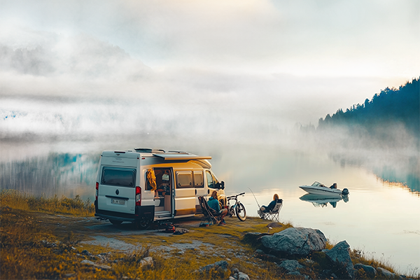 camping szene am see