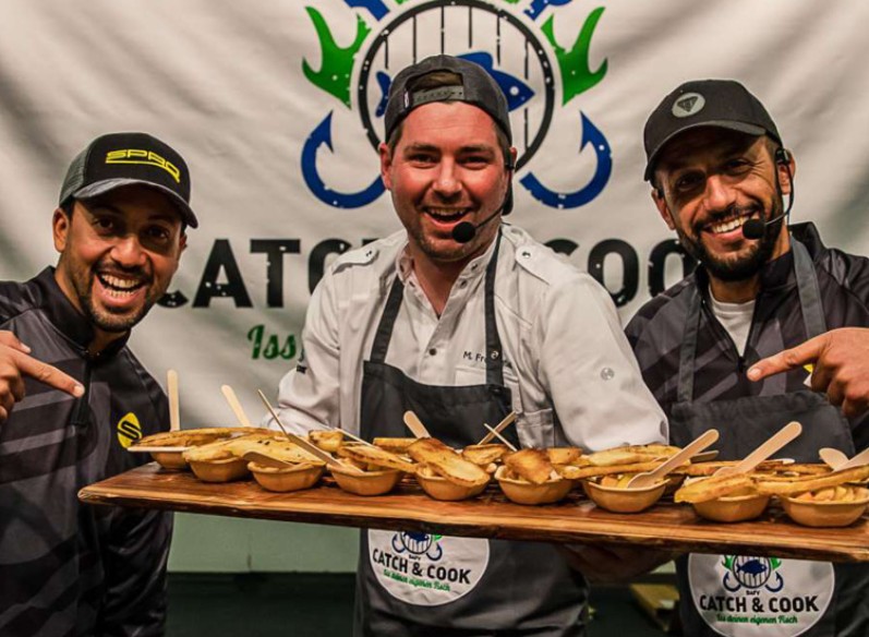 Drei Köche präsentieren Essen 