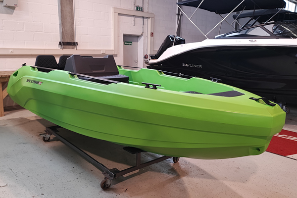 Motorboot in einer Bootshalle