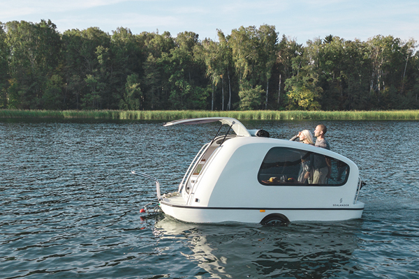 kleines Boot auf dem Wasser 
