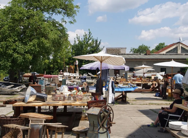 Szene von einem Flohmarkt im Sommer