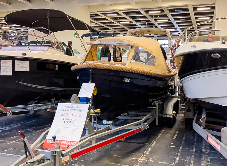 Gebrauchtboote in der Halle