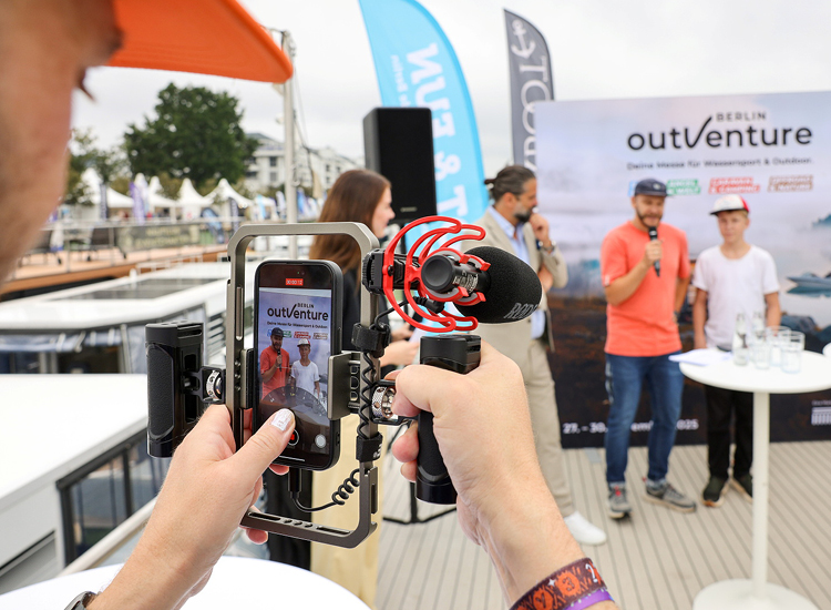 Jemand macht ein Foto von der Bühne