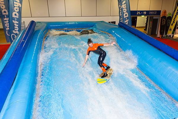 Surfer in der Halle