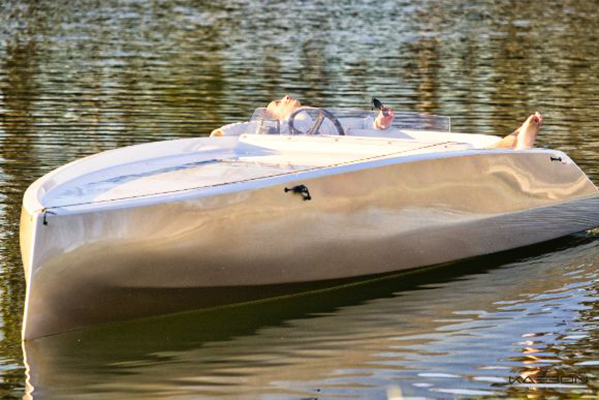 E-Boot auf dem Wasser