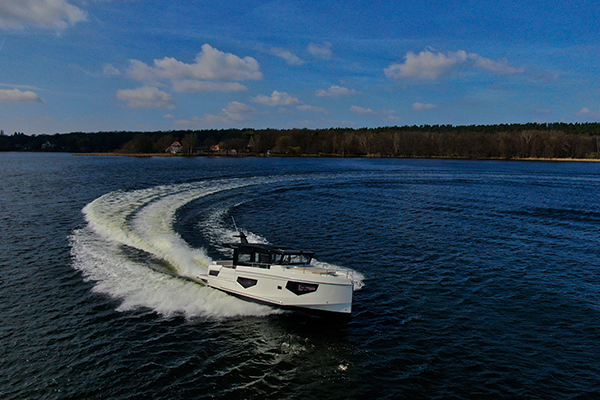 Yacht auf dem Wasser