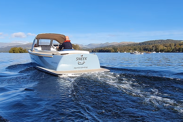 E-Boot auf dem Wasser