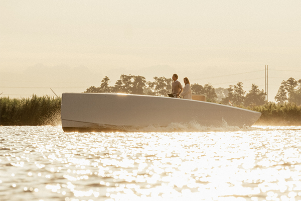 E-Boot auf dem Wasser