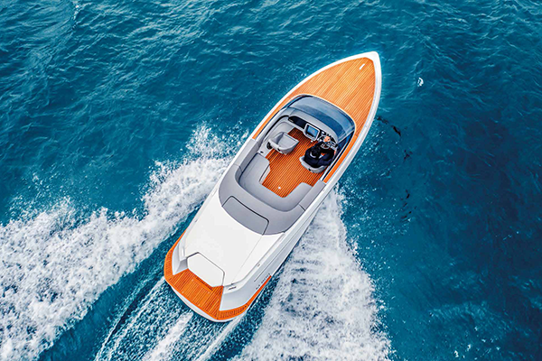 E-Boot auf dem Wasser
