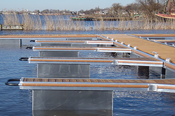 Stege auf dem Wasser