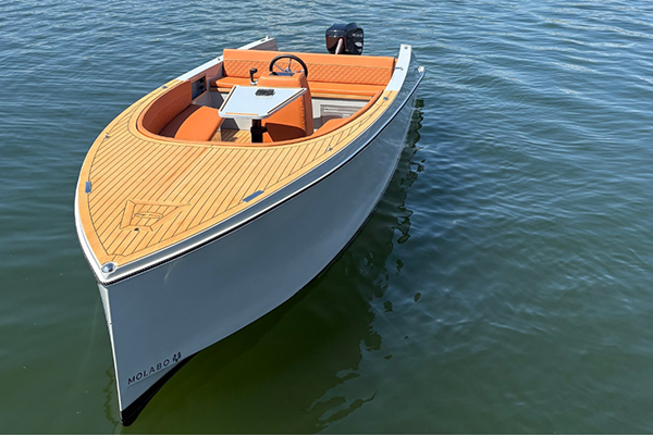E-Boot auf dem Wasser