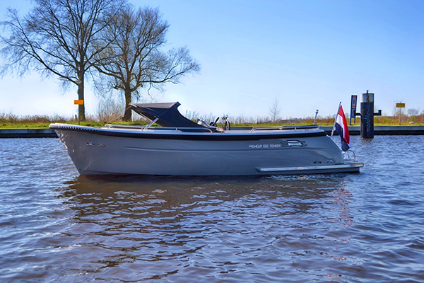 Motorboot auf dem Wasser