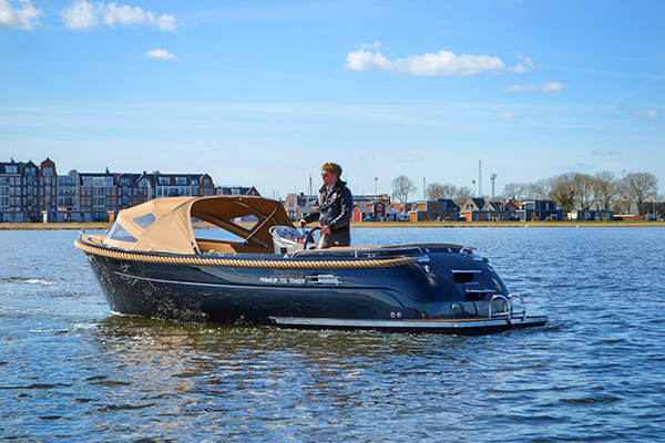 Motorboot auf dem Wasser