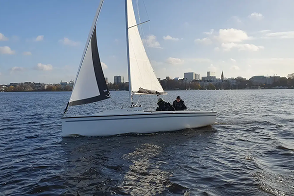 Segelboot auf dem Wasser