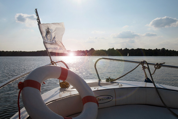 Motorboot mit Rettungsring