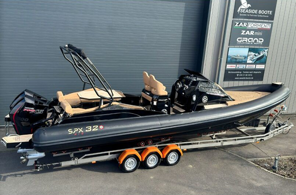 Motorboot auf dem Land