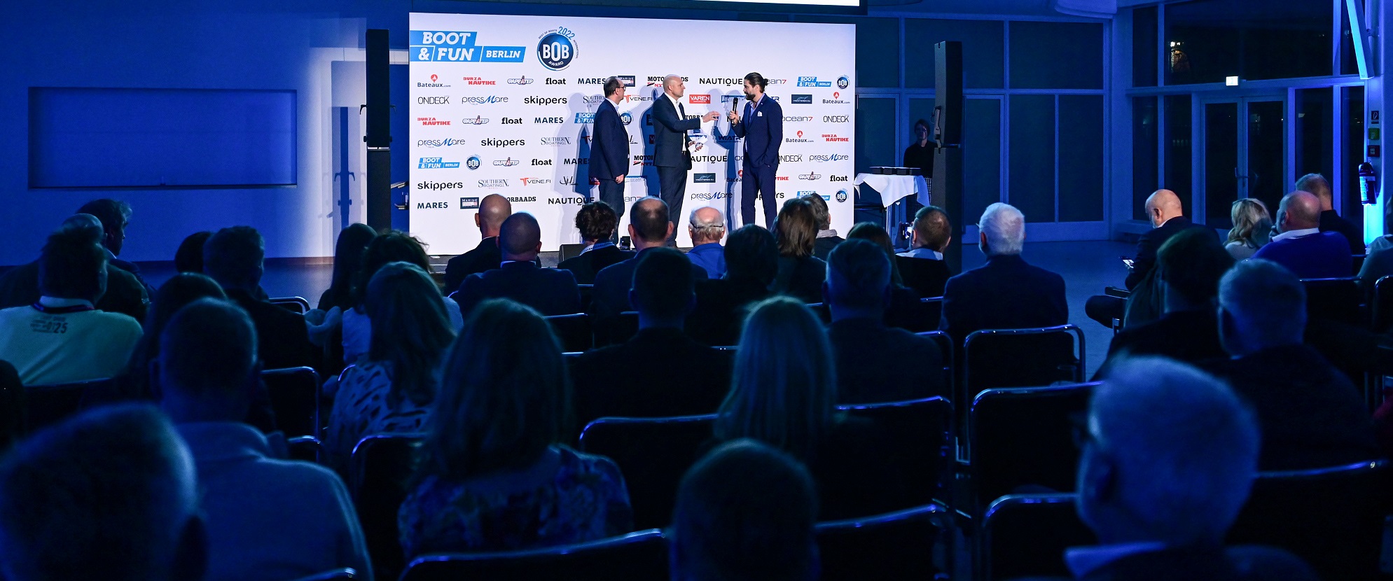 In front of a well-filled hall, Daniel Barkowski opens the award ceremony of the Best of Boats Award 2022 together with Stefan Gerhardt and presenter Thorsten Sauermann.