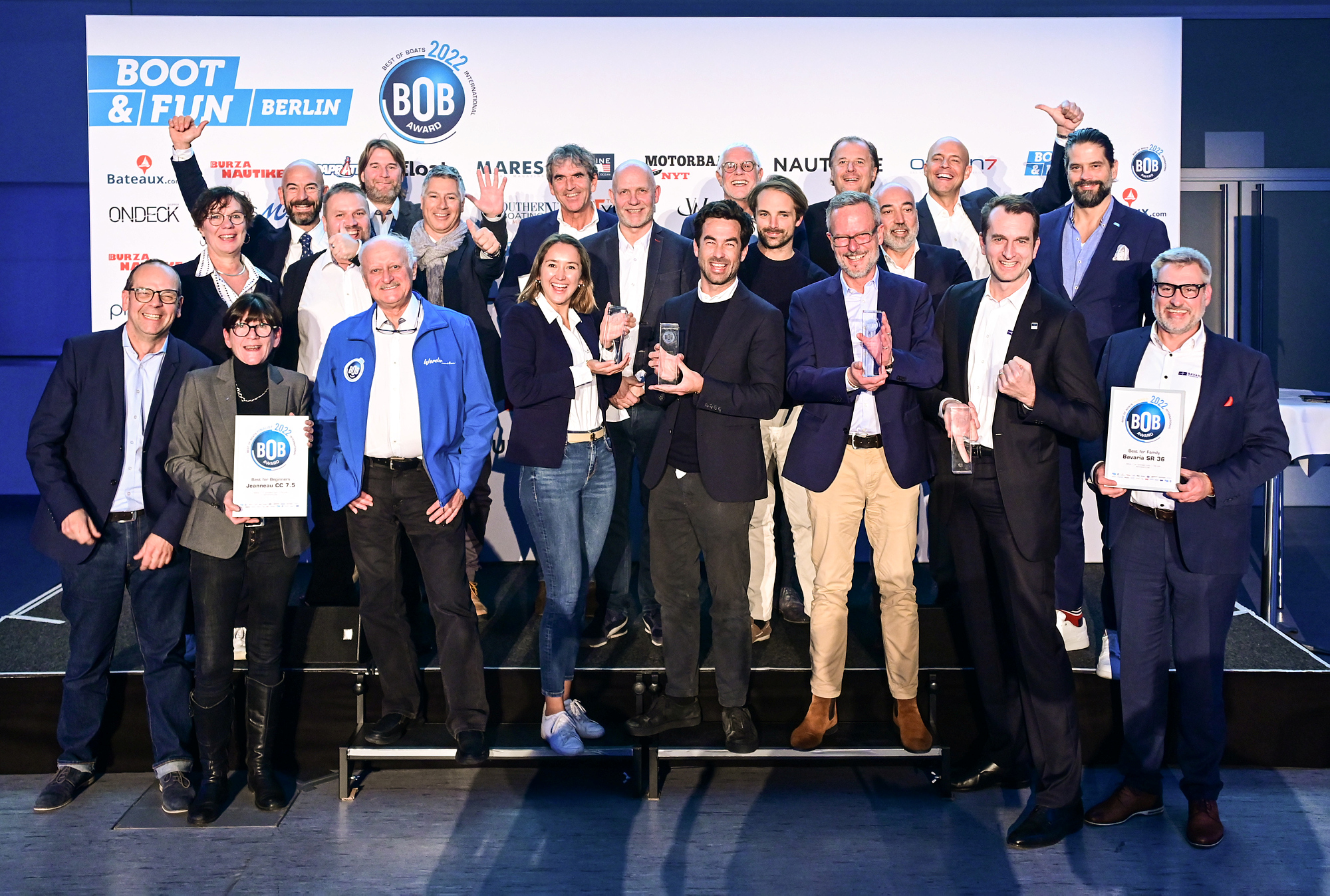 Die Preisträger und Juroren des Best of Boats Award 2022 stehen auf der Bühne mit ihren Preisen und freuen sich.