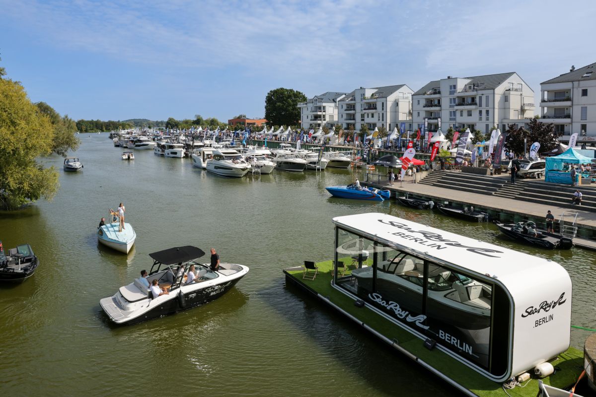 Boote und Yachten in einem Yachthafen im Wasser. Boote und Yachten in einem Yachthafen im Wasser.