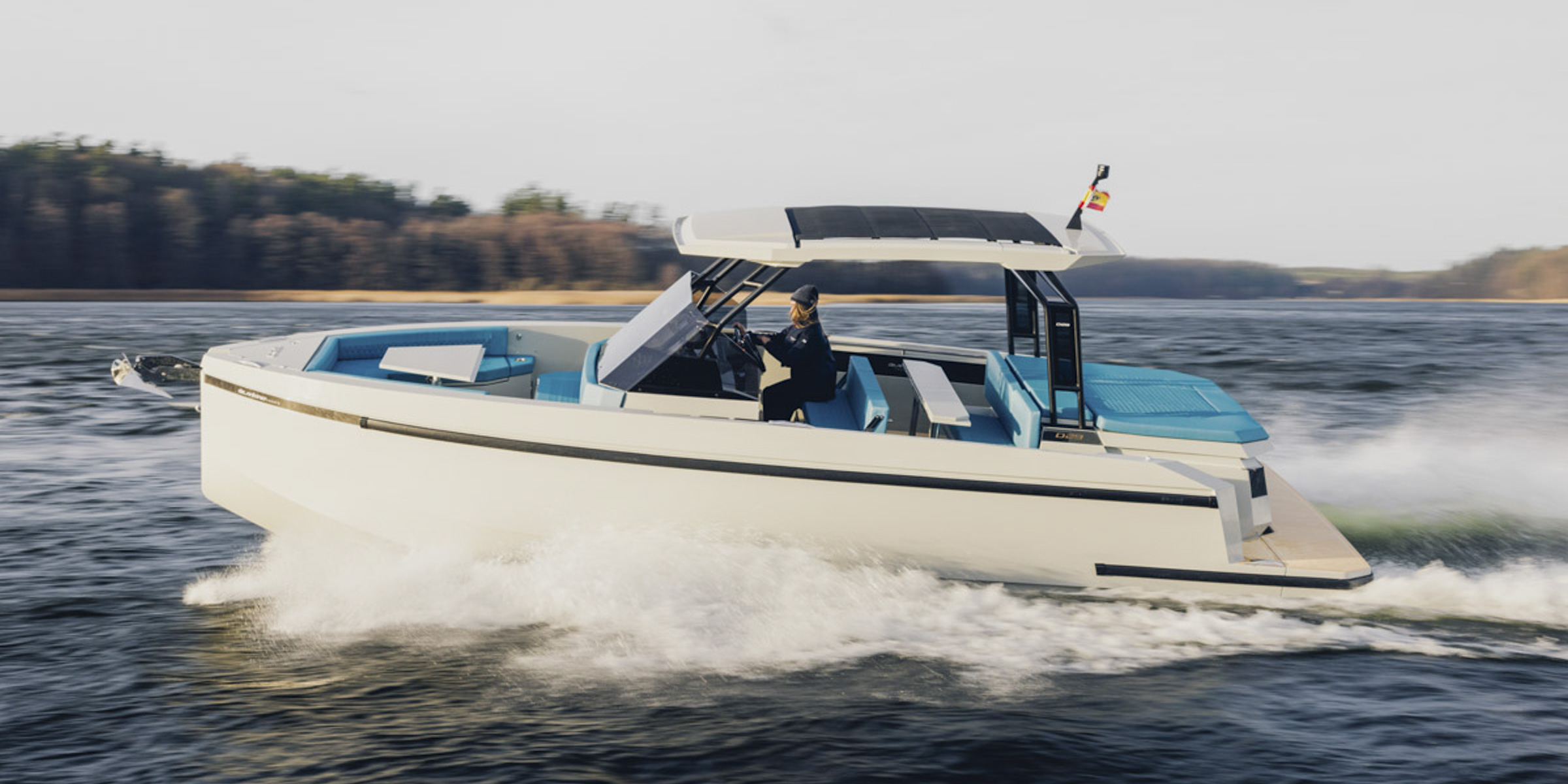 Ein Boot auf dem Wasser mit einer Person. 