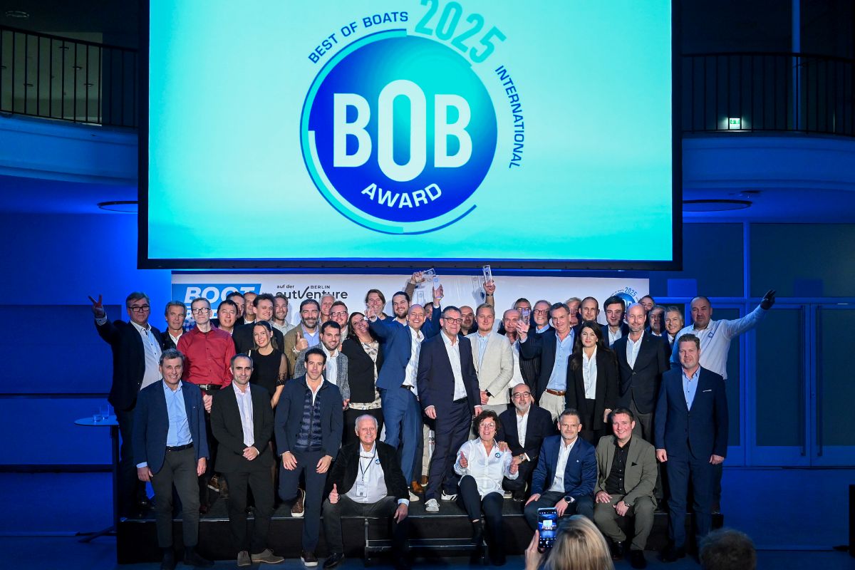 Jubelnde Personen auf einer Bühne, darüber eine Leinwand auf der „BOB Award 2025“ steht. 